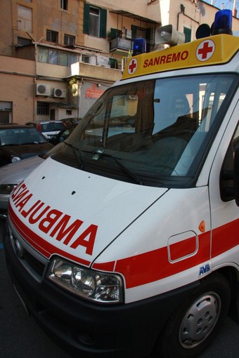 Badalucco: perde il controllo dell'auto e finisce contro un muro, donna trasportata in ospedale a Sanremo