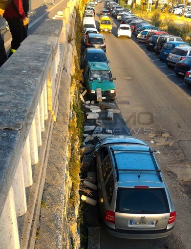 Sanremo: pick-up in manovra abbatte il muretto della passeggiata del Sud Est, danneggiate due auto (foto)