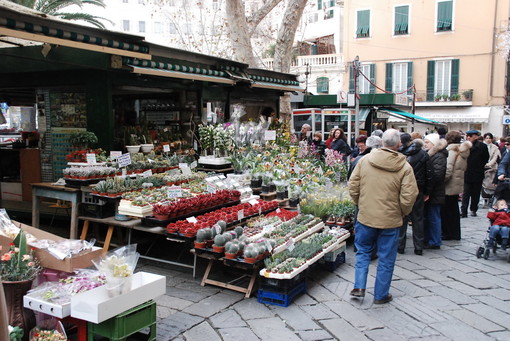 Sanremo: le bancarelle dei fiori in piazza Borea d'Olmo? Un'ipotesi per rilanciare la piazza 'fantasma'