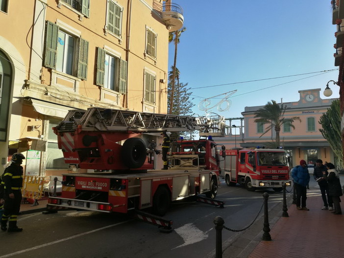 Bordighera: cornicione pericolante in via Roma di fronte alla stazione, intervento dei Vigili del Fuoco (Foto) Bordighera: cornicione pericolante in via Roma di fronte alla stazione, intervento dei Vigili del Fuoco (Foto)