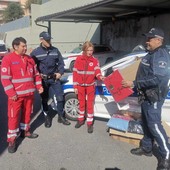 Donazione solidale a Sanremo: la polizia locale consegna felpe alla Croce Rossa per famiglie in difficoltà  (Foto)