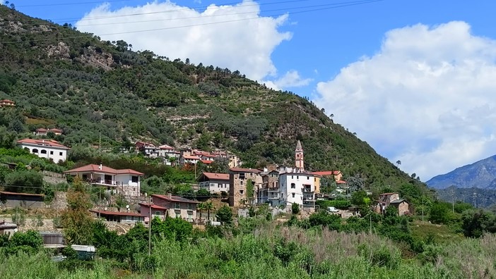 Rifiuti e sporcizia a Ventimiglia, continuano i 'raid nelle frazioni': il prossimo intervento sarà a Calvo (Foto)