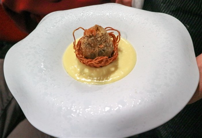 “Uovo di carciofo su fonduta di Castelmagno” dello Chef Piero Bregliano