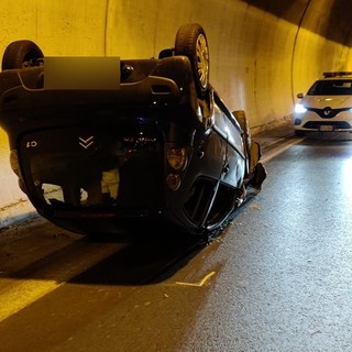 Sanremo: si capotta con l'auto in Aurelia Bis, ferite lievi per il conducente e mezzo quasi distrutto (Foto) Sanremo: si capotta con l'auto in Aurelia Bis, ferite lievi per il conducente e mezzo quasi distrutto (Foto)