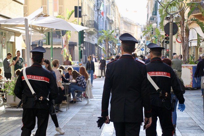 Sanremo: proseguono i controlli di Carabinieri e Polizia Municipale per l'uso della mascherina in strada e nei negozi