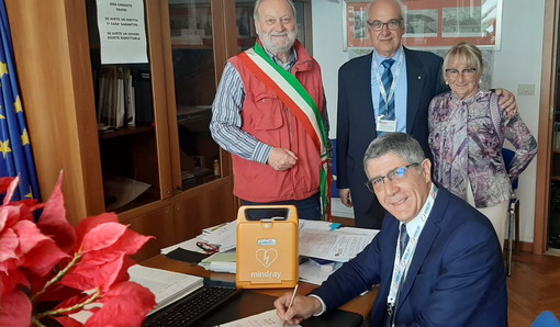 Ospedaletti: l'Admo e l'Aido hanno donato al comune un defibrillatore salvavita (Foto)