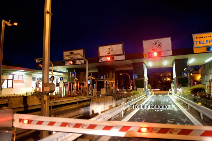 Sanremo: tutti i caselli della A10 chiusi tranne il Telepass, la protesta degli automobilisti Sanremo: tutti i caselli della A10 chiusi tranne il Telepass, la protesta degli automobilisti