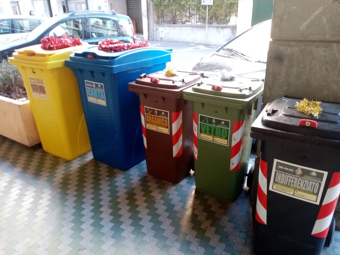 Imperia: atmosfera natalizia, in via Foce si addobbano anche i cassonetti della differenziata (Foto) Imperia: atmosfera natalizia, in via Foce si addobbano anche i cassonetti della differenziata (Foto)
