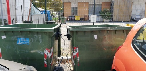 Ventimiglia: miasmi dai cassonetti dell'immondizia a Roverino, la protesta del Comitato (Foto)