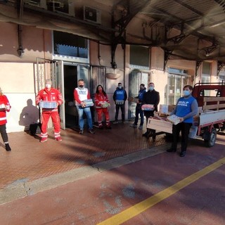 Sanremo: derrate alimentari dal Siulp alla Croce Rossa "Povertà in aumento, molti i giovani senza lavoro" (Video)