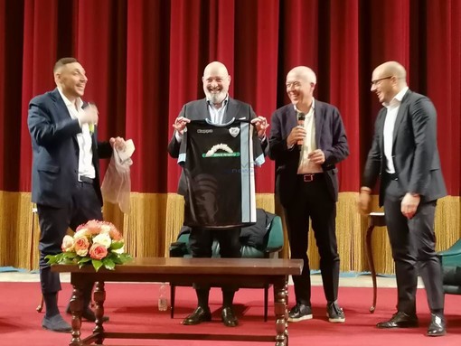 La consegna della maglia al presidente della regione Emilia Romagna, Stefano Bonaccini