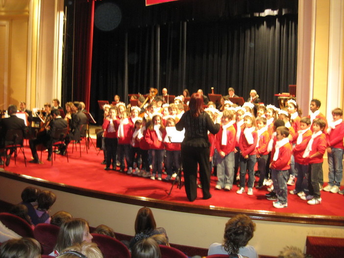 I bambini del corso 'Voci bianche' di San Piero cantano al concerto di Natale con la Sinfonica di Sanremo