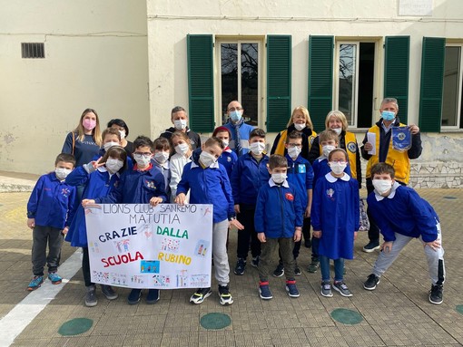 Sanremo: donazione del Lions Club Matutia per l'acquisto di materiale scolastico alla 'Antonio Rubino' (Foto) Sanremo: donazione del Lions Club Matutia per l'acquisto di materiale scolastico alla 'Antonio Rubino' (Foto)