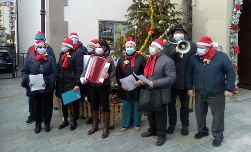 Cantando il Natale per le strade del borgo: don Massimo e il coro domani fanno il ‘Bis’