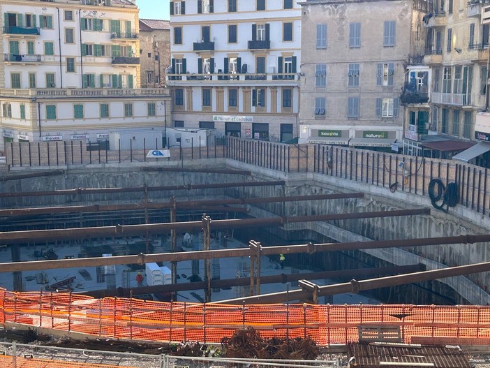 Sanremo: cantiere fermo in piazza Eroi e preoccupazione dei commercianti, dal Comune "Stop per il Festival, si procede regolarmente" Sanremo: cantiere fermo in piazza Eroi e preoccupazione dei commercianti, dal Comune "Stop per il Festival, si procede regolarmente"