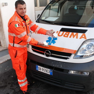 Sanremo: cornicione cade su un'ambulanza di Sanremo Soccorso, altri cornicioni pericolanti in via Goethe Sanremo: cornicione cade su un'ambulanza di Sanremo Soccorso, altri cornicioni pericolanti in via Goethe