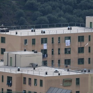Tensione nel carcere di Sanremo: detenuto si arrampica su un muro per protesta