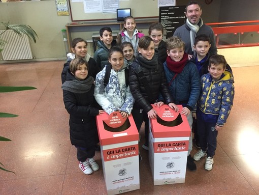 I bidoni per differenziare la carta in ogni classe delle scuole di Taggia, realizzata proposta del CCR I bidoni per differenziare la carta in ogni classe delle scuole di Taggia, realizzata proposta del CCR