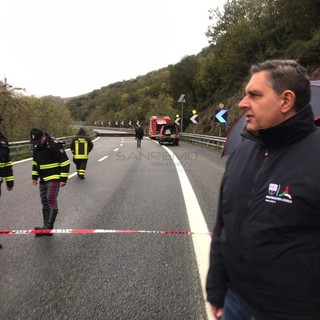 Crollo del viadotto sulla A6: unità cinofile al lavoro per il sospetto di un’auto nel fango. Toti: “Al momento non ci sono evidenze, si spera sia solo una tragedia sfiorata” (Video) Crollo del viadotto sulla A6: unità cinofile al lavoro per il sospetto di un’auto nel fango. Toti: “Al momento non ci sono evidenze, si spera sia solo una tragedia sfiorata” (Video)