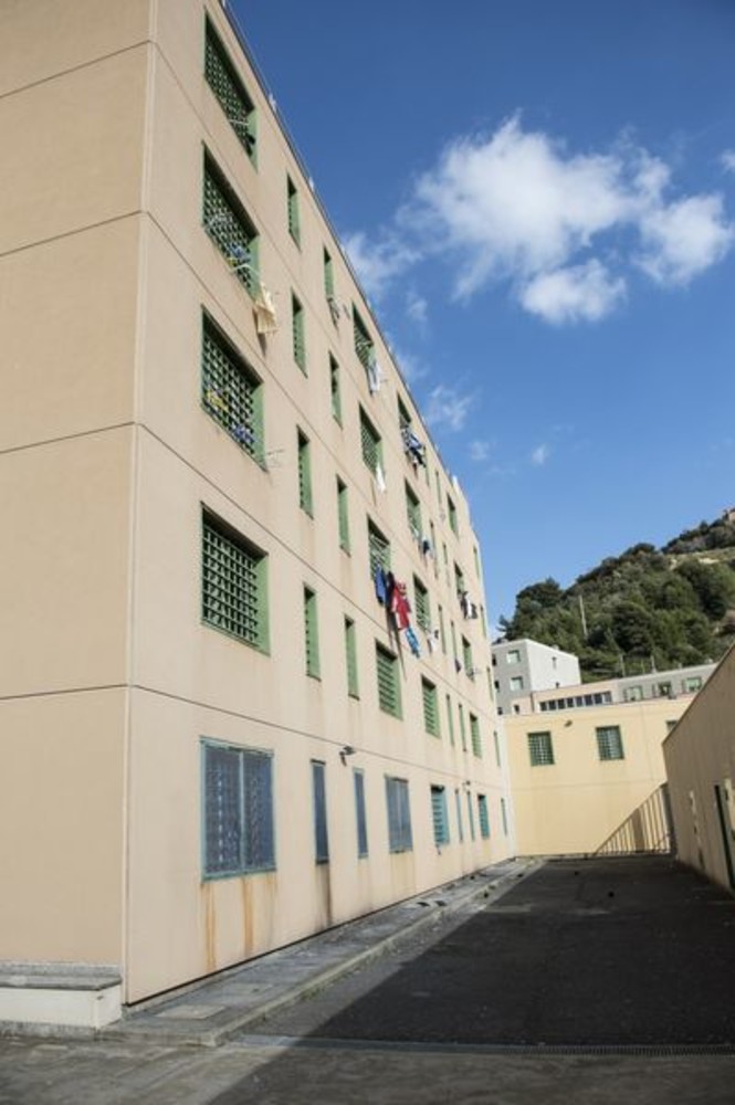 Sanremo: detenuto tenta di uccidersi in carcere, salvato da un agente lo aggredisce a calci e pugni Sanremo: detenuto tenta di uccidersi in carcere, salvato da un agente lo aggredisce a calci e pugni