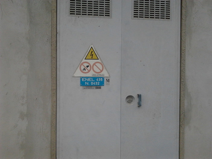 Camporosso: quella cabina elettrica abbandonata vicino alla zona commerciale e al centro cottura delle mense scolastiche (foto)