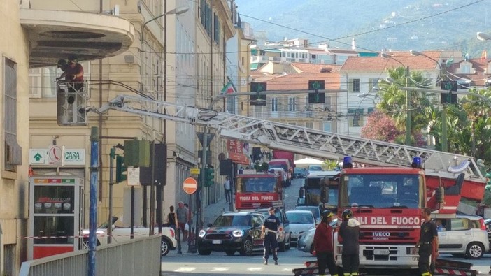 Sanremo: cornicioni pericolanti dall'ufficio postale, intervento dei Vigili del Fuoco e Municipale (Foto)