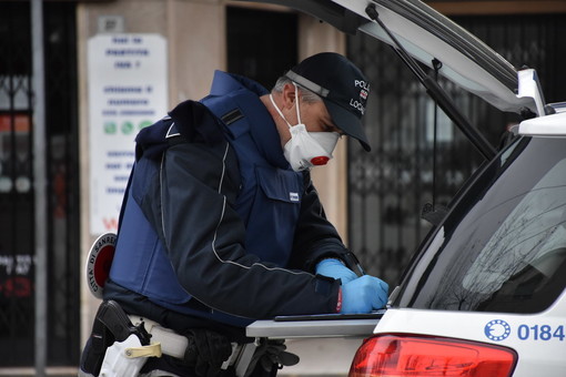 Emergenza Coronavirus, cambia l'autocertificazione: ecco il nuovo modulo. Controlli anche su chi è in quarantena Emergenza Coronavirus, cambia l'autocertificazione: ecco il nuovo modulo. Controlli anche su chi è in quarantena