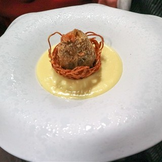 “Uovo di carciofo su fonduta di Castelmagno” dello Chef Piero Bregliano