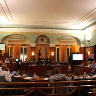 Sanremo: manovre da rimpasto a Palazzo Bellevue tra chi sbatte la porta, chi attende la chiamata e una certezza in casa Pd