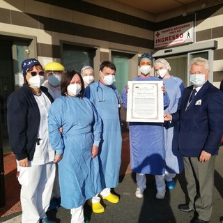 Il Sindaco di Ventimiglia ha consegnato i diplomi da 'Angeli del Covid' agli operatori degli ospedali di Sanremo e Bordighera