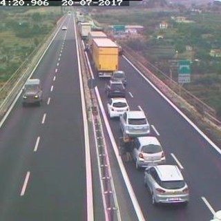 Furgone in fiamme sulla A10 tra Ventimiglia e Bordighera: autostrada chiusa ed uscita obbligatoria Furgone in fiamme sulla A10 tra Ventimiglia e Bordighera: autostrada chiusa ed uscita obbligatoria
