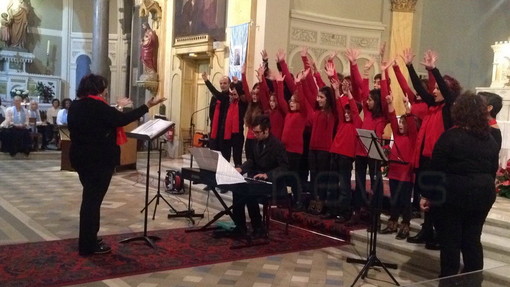 Grande successo del coro 'Note di Latte' ieri alla festa di Santa Cecilia a Mentone