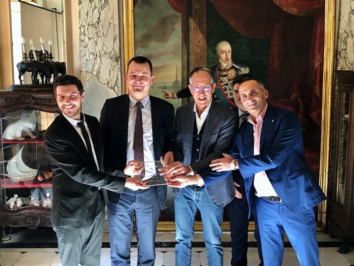 La consegna della targa in Comune a Sanremo La consegna della targa in Comune a Sanremo