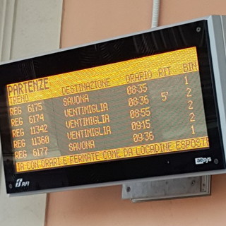 Regionale prima in ritardo poi cancellato: pendolari furenti per le diverse informazioni tra stazioni