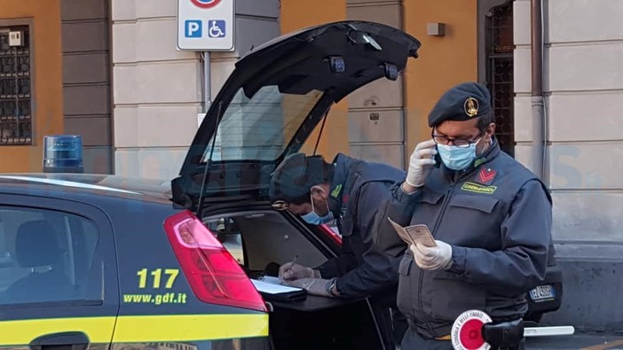 Emergenza Coronavirus : controlli della Guardia di Finanza a Imperia, le verifiche per accertare il rispetto delle restrizioni in vigore (Foto) Emergenza Coronavirus : controlli della Guardia di Finanza a Imperia, le verifiche per accertare il rispetto delle restrizioni in vigore (Foto)