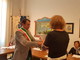 Il sindaco Massimo Di Fazio mentre consegna lo stemma del Comune a Karin Rauer,