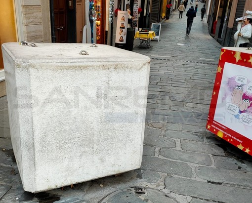 Sanremo: 'rubato' il contestato copri cubo anti terrorismo di via Palazzo, ora scatteranno le indagini (Foto) Sanremo: 'rubato' il contestato copri cubo anti terrorismo di via Palazzo, ora scatteranno le indagini (Foto)