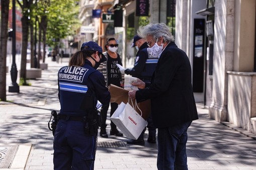 Il Coronavirus infetta il commissariato di Cannes e a Nizza la Polizia Municipale a difesa dei negozi chiusi: quattro arrestati
