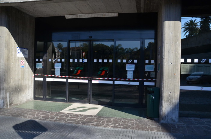 Sanremo: stazione chiusa da stamattina per 3 giorni, disagi solo per i viaggiatori dell'Intercity per Roma Sanremo: stazione chiusa da stamattina per 3 giorni, disagi solo per i viaggiatori dell'Intercity per Roma