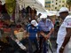 Il vice Comandante Fulvio Asconio ferma un venditore di ombrelli
