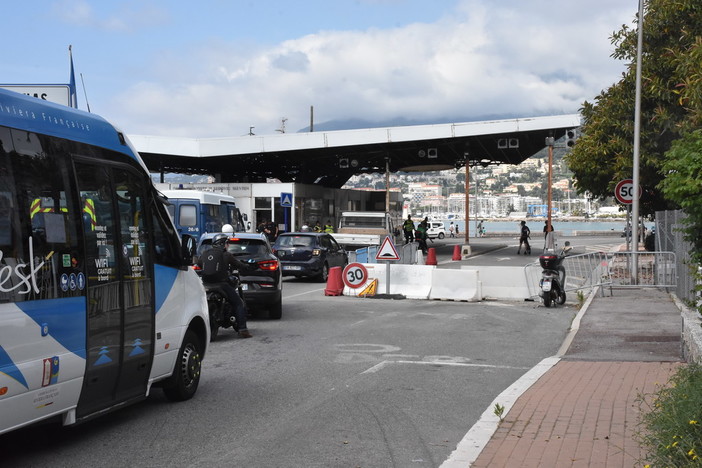 Ventimiglia: mercoledì le code al confine, oggi i controlli delle certificazioni sui treni. Non c'è pace per i lavoratori frontalieri Ventimiglia: mercoledì le code al confine, oggi i controlli delle certificazioni sui treni. Non c'è pace per i lavoratori frontalieri