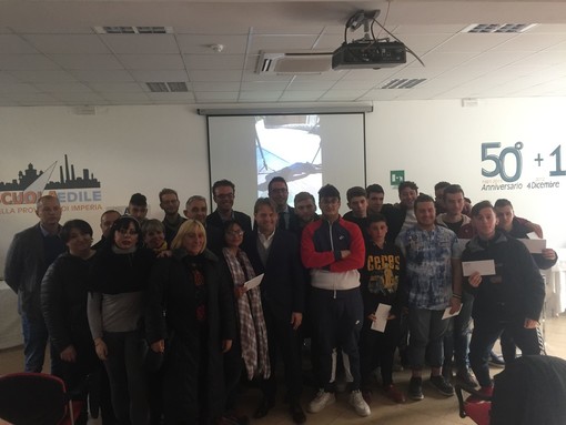 Imperia: Arte e Scuola Edile consegnano trenta borse di studio ad alunni e assegnatari, Scajola "Un'idea moderna e positiva" (Foto e video) Imperia: Arte e Scuola Edile consegnano trenta borse di studio ad alunni e assegnatari, Scajola "Un'idea moderna e positiva" (Foto e video)