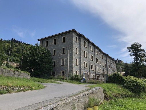 Bando deserto per l'ex caserma Tamagni di Triora: ora si aprono due strade per il Comune Bando deserto per l'ex caserma Tamagni di Triora: ora si aprono due strade per il Comune