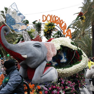 Vallecrosia: ultimi preparativi per il carro che parteciperà al 'Corso Fiorito' di domenica