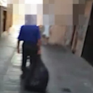 Sanremo: ci lamentiamo spesso dei rifiuti e delle discariche, ecco le immagini che non vorremmo mai vedere (Video) Sanremo: ci lamentiamo spesso dei rifiuti e delle discariche, ecco le immagini che non vorremmo mai vedere (Video)
