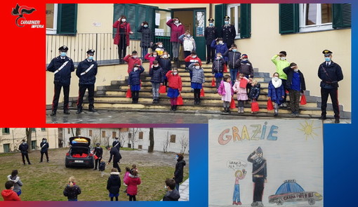 Triora: i Carabinieri consegnano i doni di Natale agli alunni della Scuola Primaria 'P.F. Ferraironi' (Foto) Triora: i Carabinieri consegnano i doni di Natale agli alunni della Scuola Primaria 'P.F. Ferraironi' (Foto)