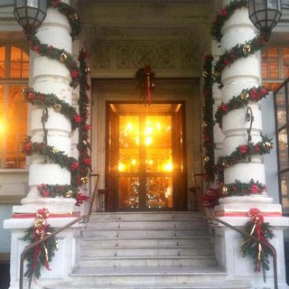 Sanremo: ecco la decorazione natalizia per l'ingresso del Comune a palazzo Bellevue Sanremo: ecco la decorazione natalizia per l'ingresso del Comune a palazzo Bellevue