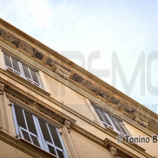 Sanremo: si staccano i calcinacci da un cornicione di via Matteotti, intervento dei Vigili del Fuoco e dei VVUU Sanremo: si staccano i calcinacci da un cornicione di via Matteotti, intervento dei Vigili del Fuoco e dei VVUU