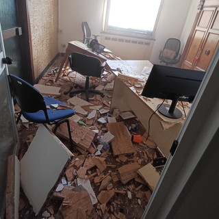 Crollo del soffitto nell’ufficio della Regione ad Imperia: l'ente "Sono in corso le verifiche per accertare le cause del crollo"