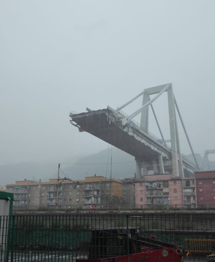 Crollo del ponte sul Polcevera a Genova: treni ok fino a Sampierdarena, utenti dirottati verso Torino Crollo del ponte sul Polcevera a Genova: treni ok fino a Sampierdarena, utenti dirottati verso Torino